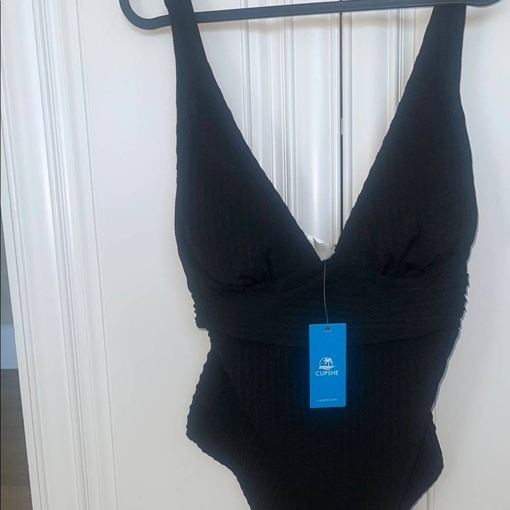 ❤️NEW!!!❤️ Cupshe Elegant Black Swimsuit.